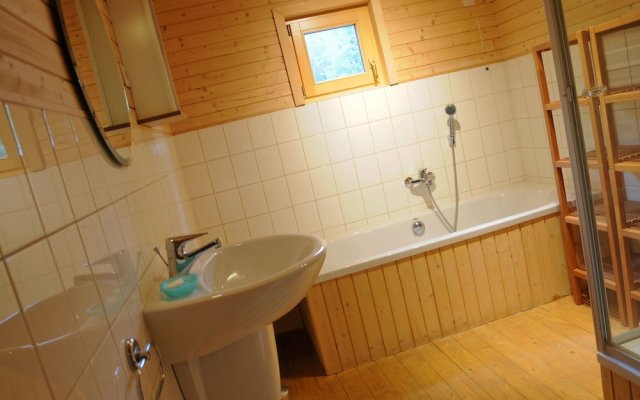 Spacious Chalet Located at Bomal with Jacuzzi And Garden Parlour
