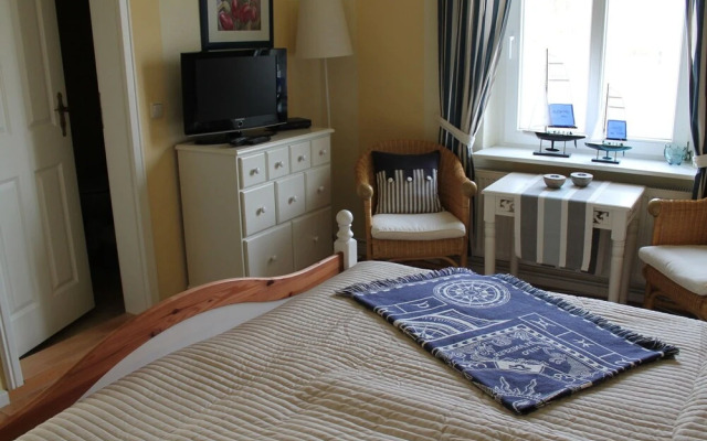 Sunlit Apartment with Garden in Steffenshagen