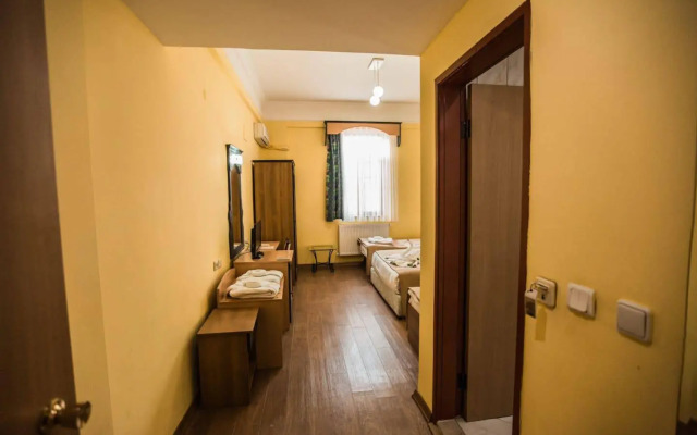 Tassaray Hotel