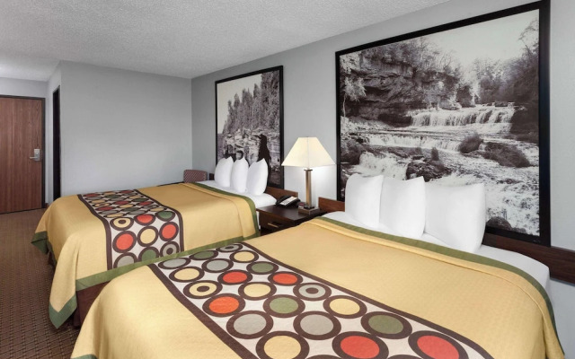 Super 8 Sun Prairie/madison E