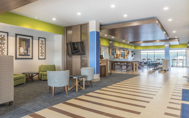 Holiday Inn Express & Suites Clarion by IHG