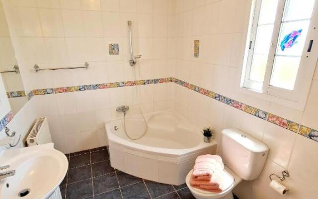 Villa Elysium, 3 bedrooms, pool, sea view & wifi