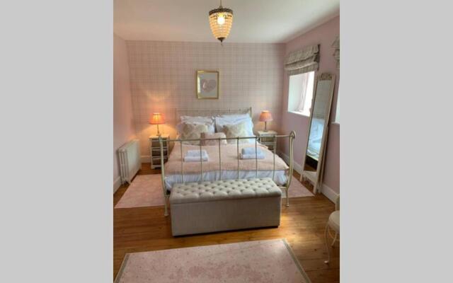 Pretty country family home- dog friendly.