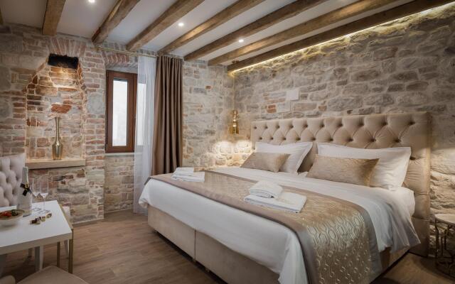 Le Premier Luxury Rooms