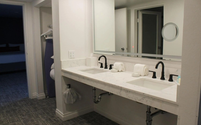 Vinland Hotel and Lounge