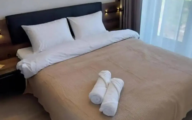 Kunigiskes Apt- Sleeps 4 - Pool & Hot Tub
