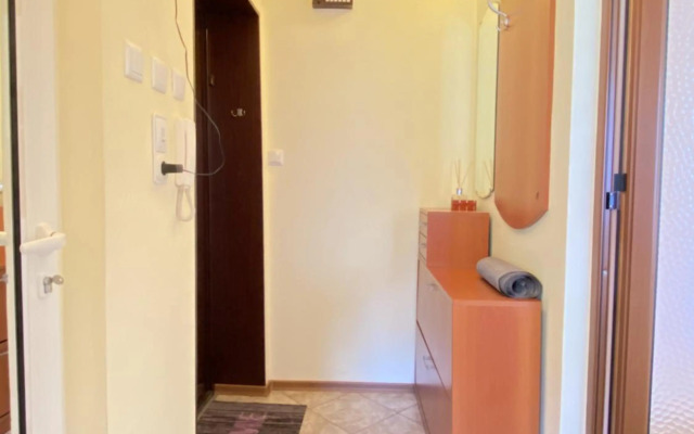 Sunny Central Apartment with TV & Wi-Fi