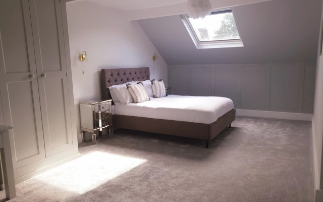 Remarkable 4-bed House in Sheffield