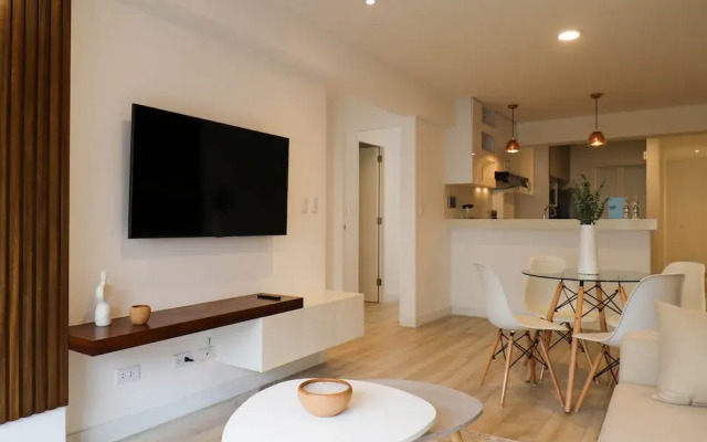 w Sophisticated 2BR With Balcony in Miraflores