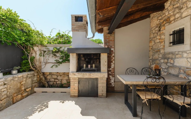 Warm Holiday Home With Terrace