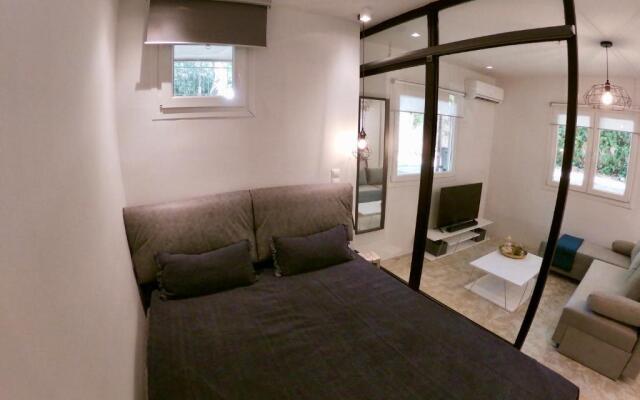 Renovated apartment in Kifissia Center near Metro G25
