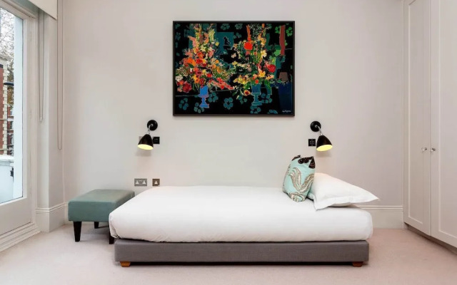 Modernist Beauty on Palace Court