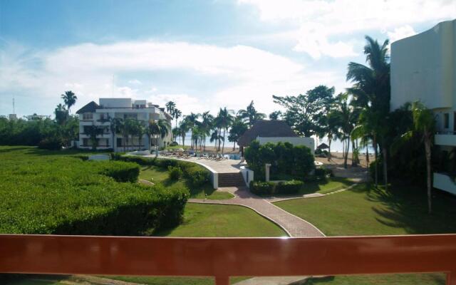 Beachfront Apartment Your Home in Cozumel