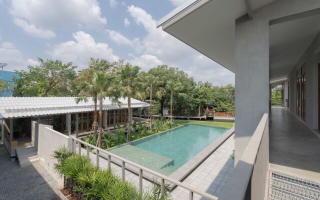 SUNKISS pool.bed.cafe