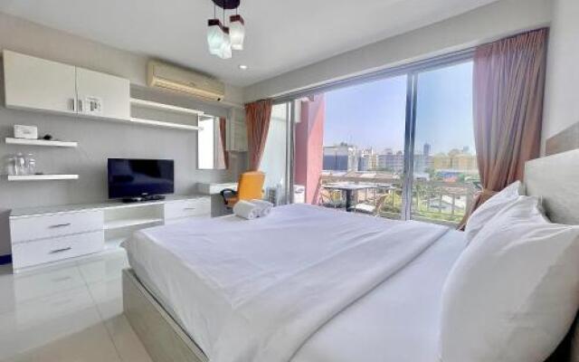 Modern Unit at Lumpini,Sathon by Sabai