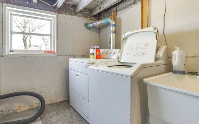 Boat Dock: Riverfront Oconto Home!