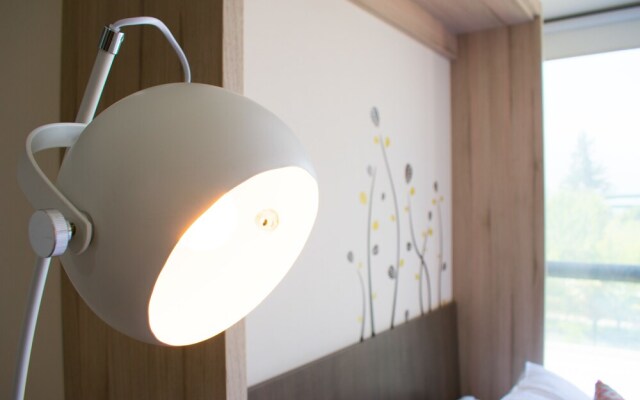 Lotus Blanc Studio- w/ Mountain View, Pool and Gym