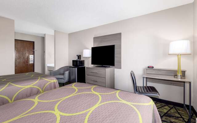 Super 8 by Wyndham Pratt