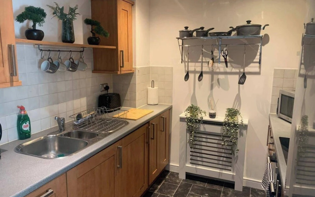 Central Liverpool Apartment-sleeps 6-free Parking