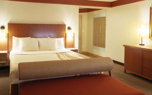 La Quinta Inn & Suites by Wyndham Atlanta Ballpark/Galleria