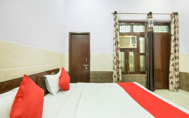 OYO 75672 Holidays Hotel
