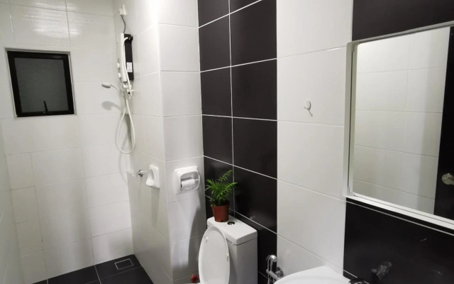 0803 Family Suites Bukit Indah TVbox Wifi Games Toy – Bathroom – Iskandar Puteri