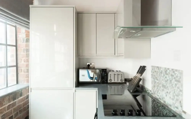 The Warehouse Loft - Trendy Converted Warehouse 3bdr