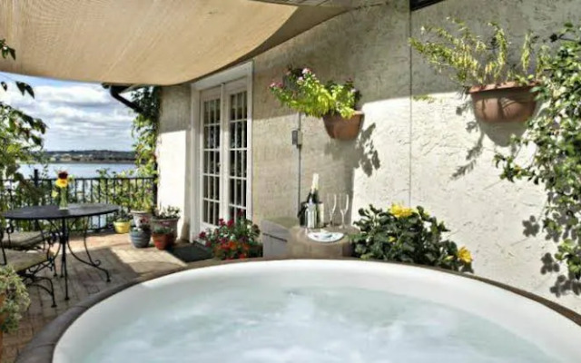 The Lakehouse Bed & Breakfast