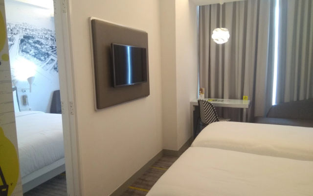 YELLO Hotel Harmoni Jakarta