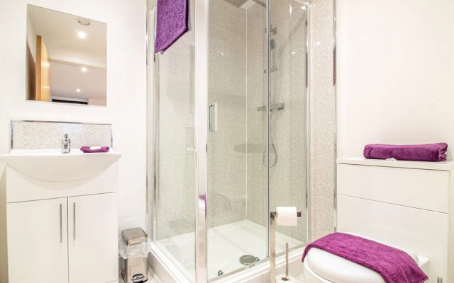 Stylish + Modern 2BR Riverside Apt, Free Parking