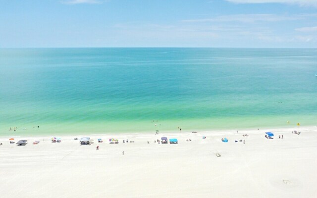 Charming Beachfront Condo With Pool, spa and Views