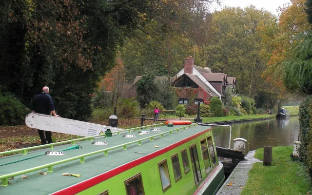 Stone - Boat - Sleeps 6 - Pet Friendly - 85ws