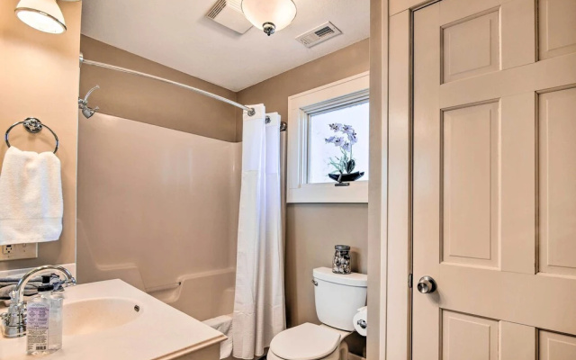 Pet-friendly Home: Grill & Fire Pit in Manhattan
