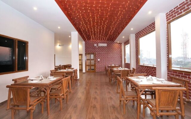 OYO 10330 Hotel Golden Brooks