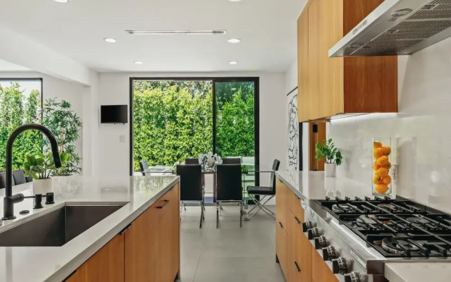 Casa Leona - Modern Masterpiece Behind Private Gates w/ Pool & Chef's Kitchen
