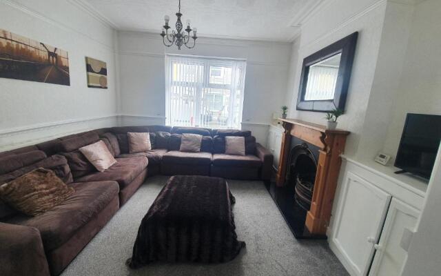 LARGE HOUSE, sleeps 16! Private garden, Free parking!