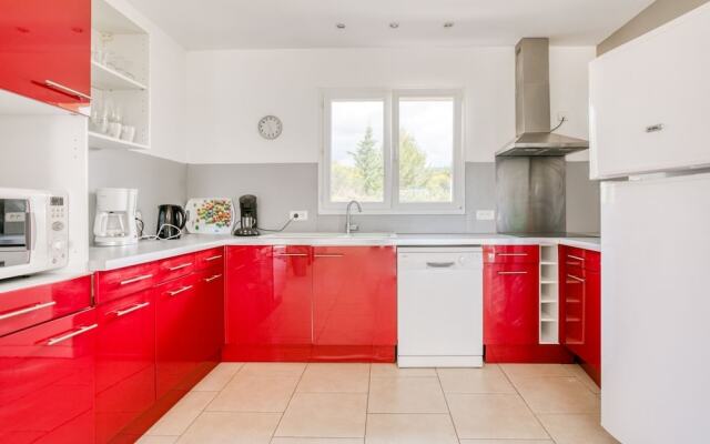 Luxury Villa in Aigne with Swimming Pool