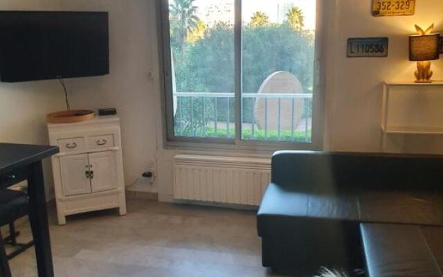 Joli Studio, la Grande Pyramide, Parking