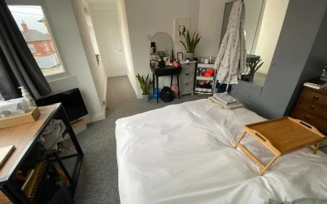 Private Apartment - Free Wifi, Parking, No Deposit