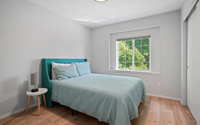 Redmond Rest 4 Bedroom Home by RedAwning