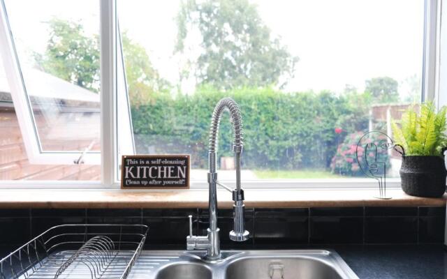 Northway House - Close to M62 and M6