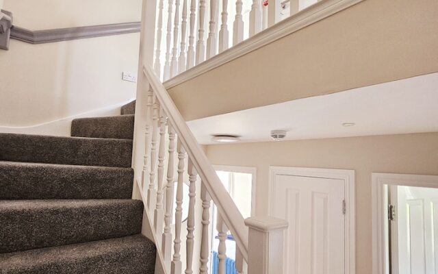 Modern 5 Bed Townhouse with Free Parking