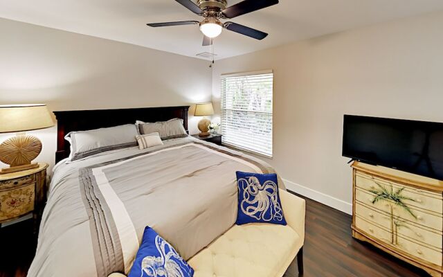 Chic Canalfront - 4 Br Home