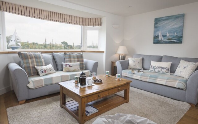 6 Knowle Court