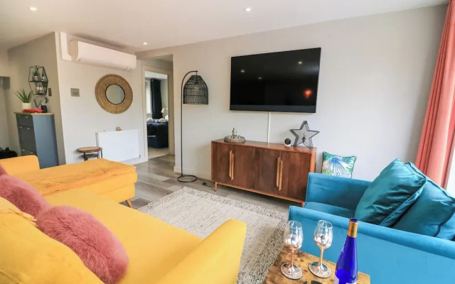 2 De Courcey House