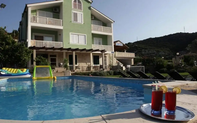 Cozy Villa in Ploce With Shared Pool