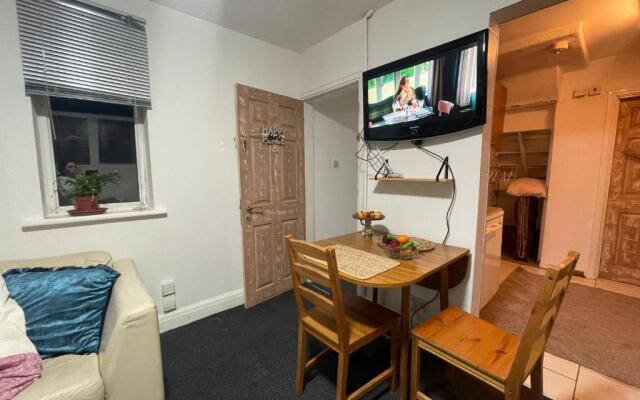 Private Studio Flat Great Location in Manchester