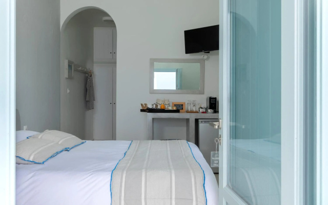 Blue Dolphins Apartments & Suites