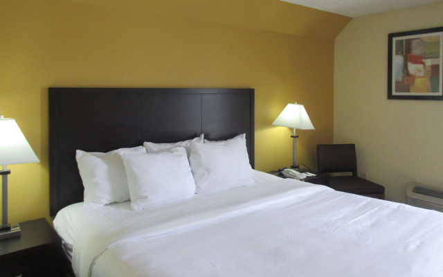Quality Inn & Suites Cincinnati Uptown Norwood