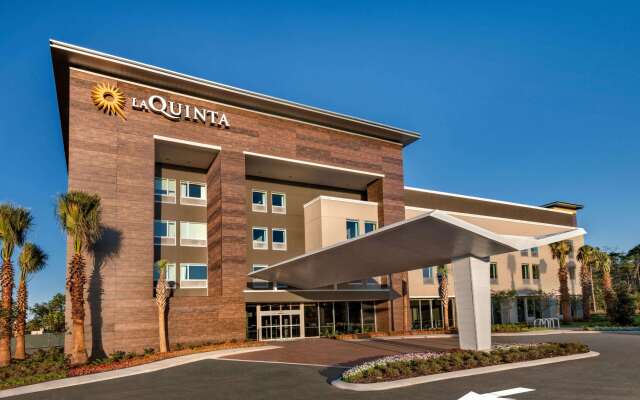 La Quinta Inn & Suites by Wyndham Orlando - IDrive Theme Parks